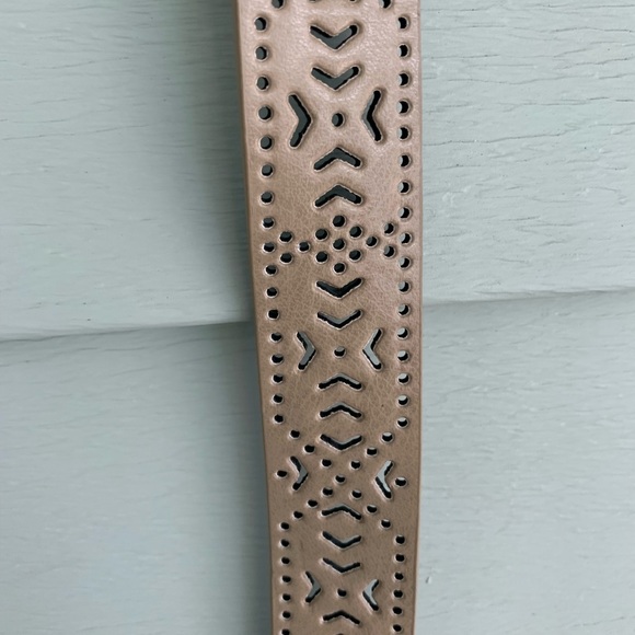 Accessories - ⚡️$3 w/ purchase⚡️tan belt engraved with pattern
